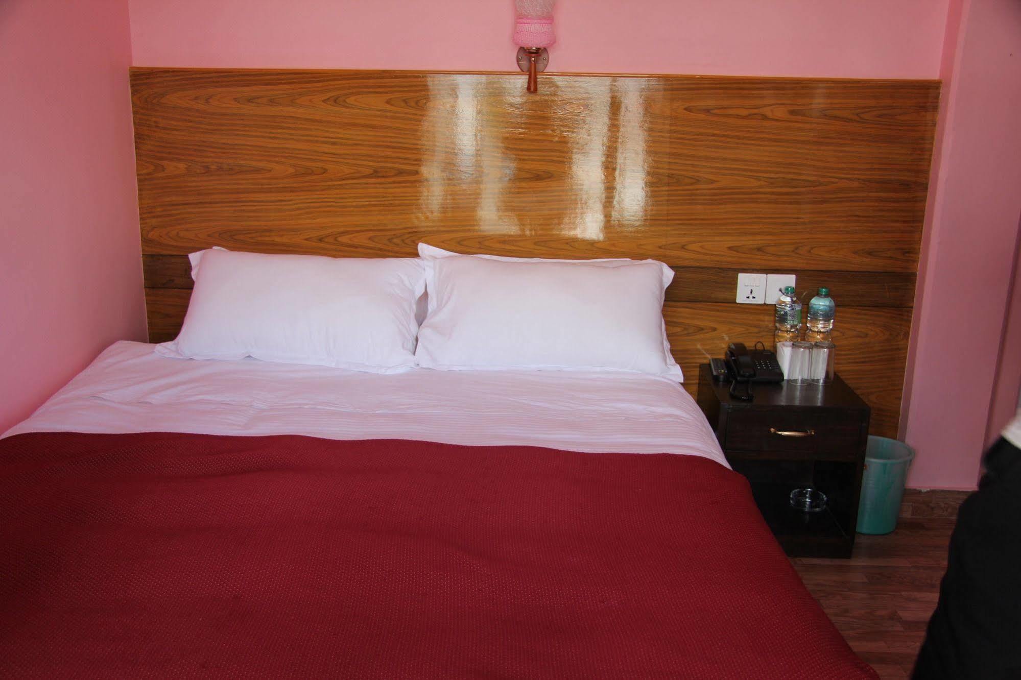 Hotel Buttercup Pokhara Eksteriør billede